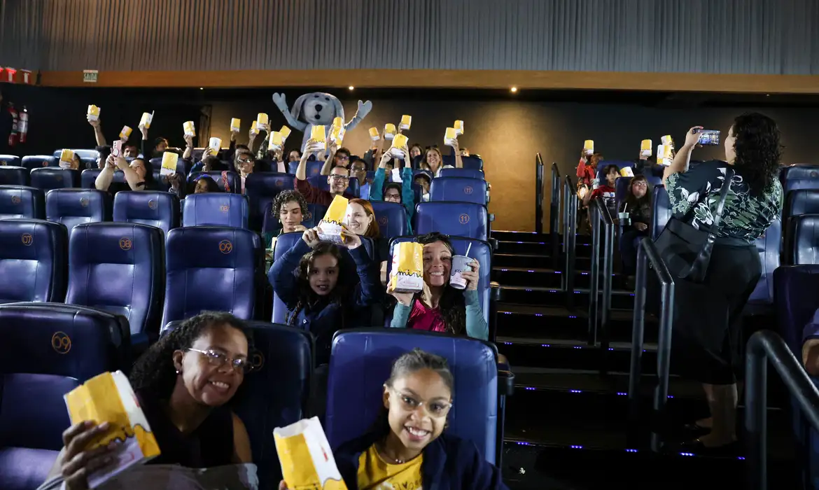 Crianças em tratamento em institutos federais ganham sessão de cinema -  (crédito: EBC)