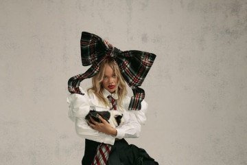 Rihanna, posando para a nova coleção da Fenty em parceria com a Puma -  (crédito: Reprodução/Instagram)