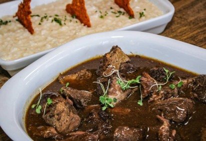  17/07/2024 Crédito: Kayo Magalhães/CB/D.A Press. gastronomia. Prato Reale Angus do restaurante Sallva. Na foto,  a chef Fabiana Pinheiro. -  (crédito:  Kayo Magalhães/CB/D.A Press) - 17/07/2024 Crédito: Kayo Magalhães/CB/D.A Press. gastronomia. Prato Reale Angus do restaurante Sallva. Na foto,  a chef Fabiana Pinheiro. -  (crédito:  Kayo Magalhães/CB/D.A Press)