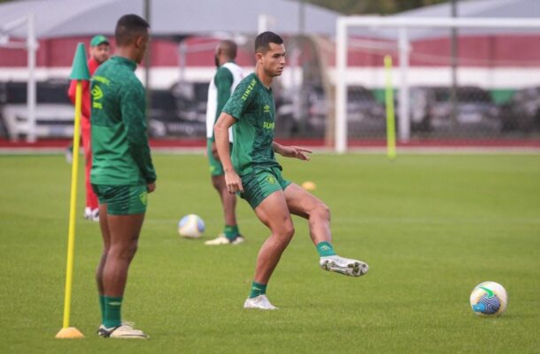 Luan Brito volta de empréstimo e fica à disposição no Fluminense