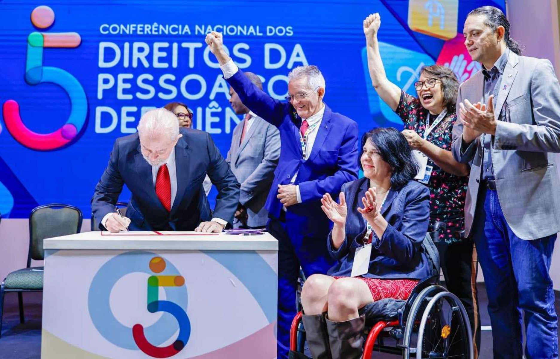 Lula lê discurso para evitar gafes durante evento com pessoas com deficiência