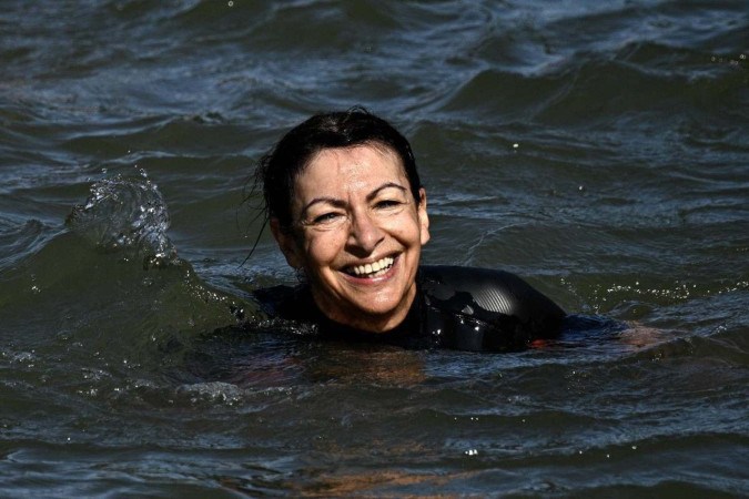 O mergulho histórico das autoridades teve como objetivo mostrar que às águas do rio Sena não estão poluídas  -  (crédito: JULIEN DE ROSA / AFP)