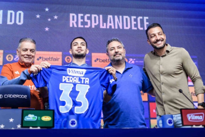 Fabrizio Peralta fez contato com Eduardo Brock, ex-zagueiro do Cruzeiro, para conhecer o clube -  (crédito: Foto: Gustavo Aleixo/Cruzeiro)