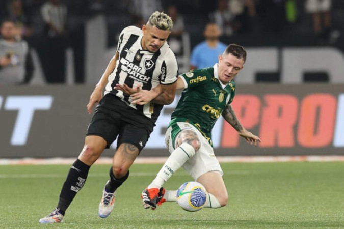 Tiquinho, herói da noite, disputa a bola com Moreno  -  (crédito: Foto: Cesar Greco/Palmeiras/by Canon)