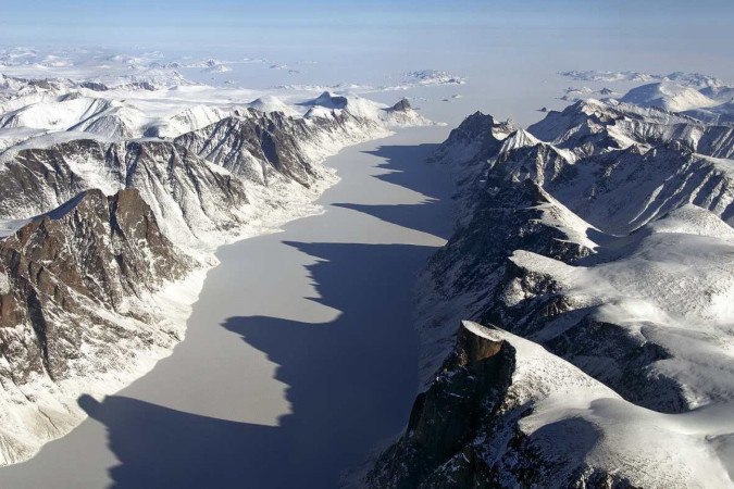 Um fiorde da ilha Baffin coberto de gelo com o estreito de Davis ao fundo -  (crédito:  Michael Studinger/Nasa ICE)