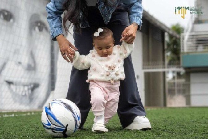 Bruna Biancardi e a filha Mavie em visita ao Instituto Neymar Jr -  (crédito: Foto: Divulgação/Instituto Projeto Neymar Jr)