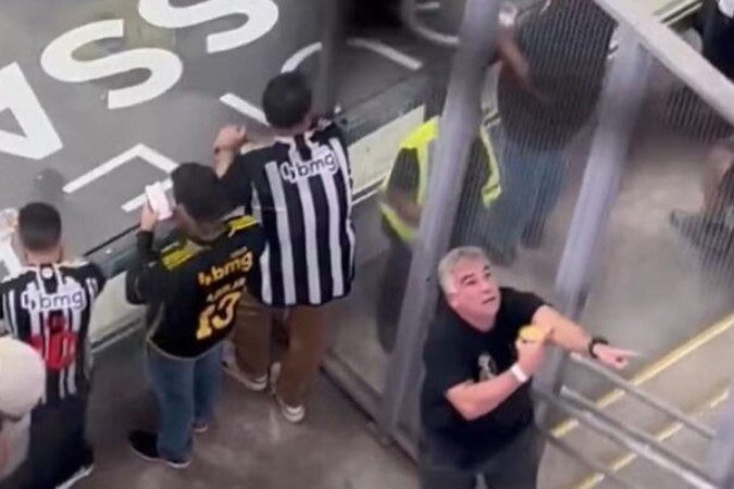 Torcedor do Atlético-MG faz gestos racistas em direção a torcida do Flamengo assista  -  (crédito: Foto: Redes sociais)