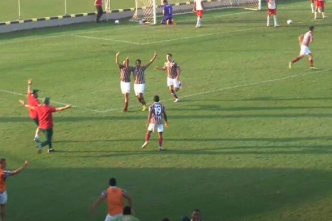 Jogadores do Fluminense celebram muito o gol da vitória, praticamente no último lance -  (crédito: Foto: Reprodução / YouTube)
