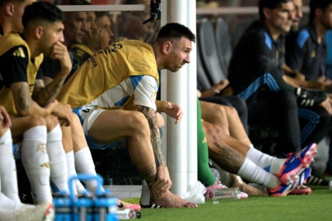 Messi com a mão no tornozelo direito após ser substituÃdo na final da Copa América - (crédito: Foto: Juan Mabromata/AFP via Getty Images) Messi com a mão no tornozelo direito após ser substituÃdo na final da Copa América - (crédito: Foto: Juan Mabromata/AFP via Getty Images)