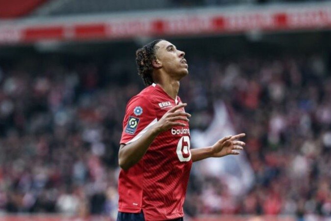 Lille's French defender #15 Leny Yoro celebrates after scoring his team's first goal during the French L1 football match between Lille OSC (LOSC) and Toulouse FC (TFC) at the Stade Pierre-Mauroy in Villeneuve-d'Ascq, northern on November 12, 2023. (Photo by Sameer Al-DOUMY / AFP) (Photo by SAMEER AL-DOUMY/AFP via Getty Images)
- (crédito: AFP via Getty Images) Lille's French defender #15 Leny Yoro celebrates after scoring his team's first goal during the French L1 football match between Lille OSC (LOSC) and Toulouse FC (TFC) at the Stade Pierre-Mauroy in Villeneuve-d'Ascq, northern on November 12, 2023. (Photo by Sameer Al-DOUMY / AFP) (Photo by SAMEER AL-DOUMY/AFP via Getty Images)
- (crédito: AFP via Getty Images)