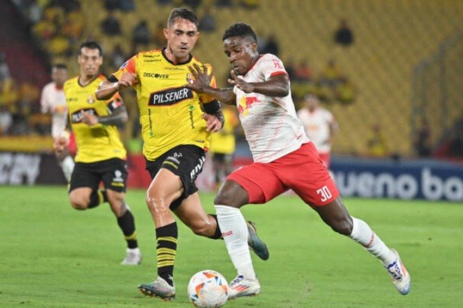 Zagueiro do Barcelona de Guayaquil, Nicolas Ramirez (de amarelo) tenta evitar a investida de Henry Mosquera, atacante do Bragantino - (crédito: Foto: Marcos Pin/AFP via Getty Images) Zagueiro do Barcelona de Guayaquil, Nicolas Ramirez (de amarelo) tenta evitar a investida de Henry Mosquera, atacante do Bragantino - (crédito: Foto: Marcos Pin/AFP via Getty Images)