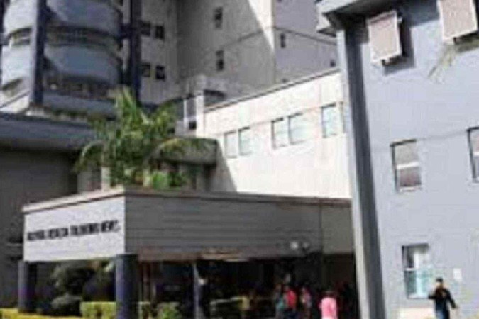 Homem foi baleado no tórax e quadril e segue internado no Hospital Risoleta Neves -  (crédito: Divulgação HRTN)