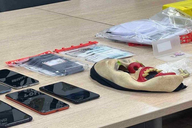 Polícia Civil apreende drogas, celulares e até máscara do 