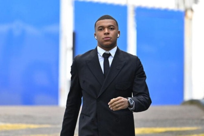 Sem habilitação, mas turbinado: Mbappé possui uma garagem recheada de carros de luxo -  (crédito: Foto: Julien Scussel/PSG)