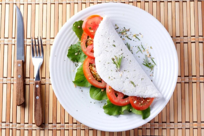 Tapioca com tomate e rúcula (Imagem: Adao | Shutterstock) -  (crédito: EdiCase)