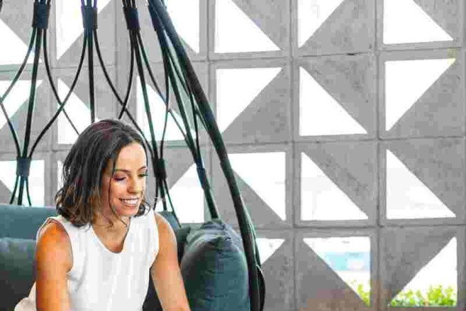 Luciana Canalli com a mesa 
de centro da Quina Azulejaria 