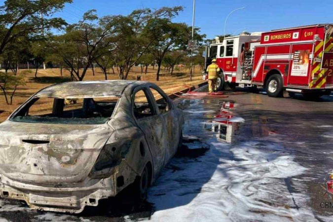 Incêndio em veículo ocorreu ocorreu na DF-001, sentido Riacho Fundo, após uma pane, segundo o condutor -  (crédito: Reprodução/CBMDF)