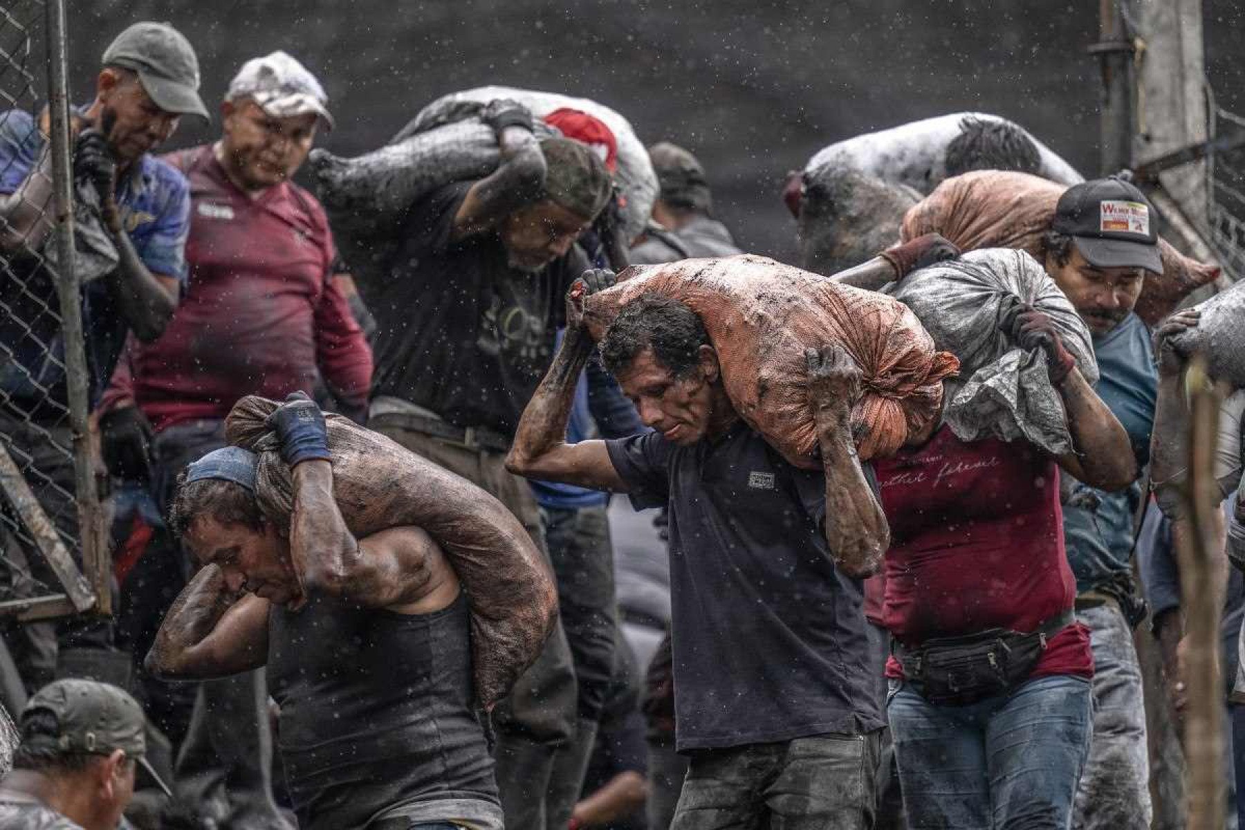 Os garimpeiros pobres que sonham com sobras de esmeraldas