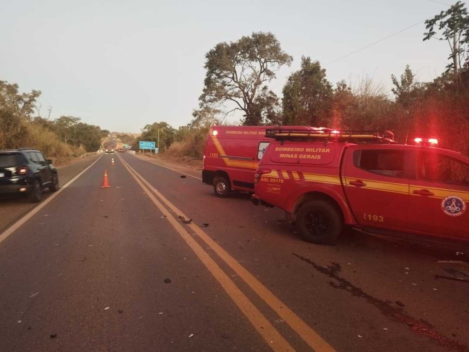 Equipes dos bombeiros interditaram a pista onde ocorreu o trágico acidente
