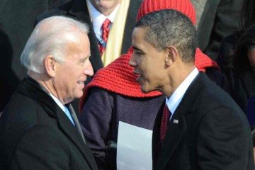  (FILES) US Vice President Joe Biden is congratulated by President Barack Obama after he was sworn in at the Capitol in Washington on January 20, 2009. Former US president Barack Obama has told allies that Joe Biden needs to reconsider his reelection bid, the Washington Post reported on July 18, 2024. Obama believes that Biden's path to victory has diminished and that the 81-year-old should "seriously consider the viability of his candidacy," the newspaper said, citing people briefed on his thinking. (Photo by Tim SLOAN / AFP)
       -  (crédito:  AFP)