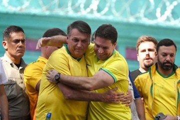 Bolsonaro em apoio à candidatura de Ramagem à Prefeitura do Rio em evento em julho. Ambos são alvos na investigação do esquema da Abin Paralela -  (crédito: Mauro Pimentel/AFP)