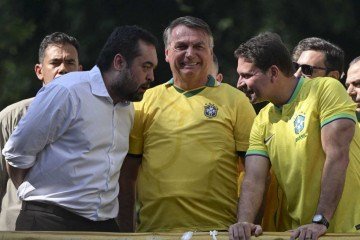 Rio de Janeiro's Governor Claudio Castro (L), former Brazilian President Jair Bolsonaro (C) and congressman Alexandre Ramagem attend a rally to support Ramagem as candidate to become Rio de Janeiro's mayor in the upcoming municipal election, in Rio de Janeiro, Brazil, on July 18, 2024. Congressman Alexandre Ramagem, head of Brazil's intelligence services during Jair Bolsonaro's presidency, testified to police on July 17, 2024, as part of an investigation into alleged illegal spying on senior political figures and other personalities. (Photo by Mauro PIMENTEL / AFP)
       -  (crédito: MAURO PIMENTEL/ AFP)