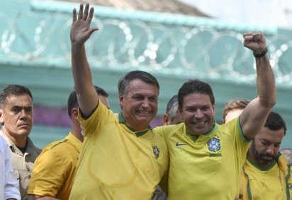  Former Brazilian President Jair Bolsonaro (L) and congressman Alexandre Ramagem cheer at the crowd during a rally to support the latter's candidacy to become Rio de Janeiro's mayor in the upcoming municipal election, in Rio de Janeiro, Brazil, on July 18, 2024. Congressman Alexandre Ramagem, head of Brazil's intelligence services during Jair Bolsonaro's presidency, testified to police on July 17, 2024, as part of an investigation into alleged illegal spying on senior political figures and other personalities. (Photo by Mauro PIMENTEL / AFP)
       -  (crédito: MAURO PIMENTEL/ AFP)