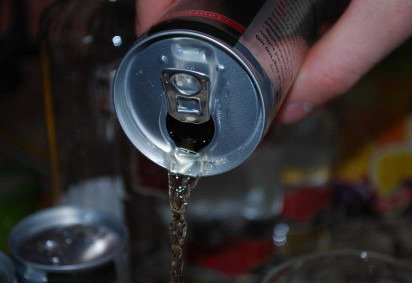Bebidas em lata são práticas, fáceis de carregar e gelam rapidamente. São opções para diversas ocasiões, inclusive eventos onde garrafas de vidro (por causa do risco de quebrar e ferir alguém) não são permitidas, como celebrações públicas de réveillon (no Rio de Janeiro, há revistas no acesso à praia de Copacabana).  -  (crédito: Imagem de Herbich por Pixabay )