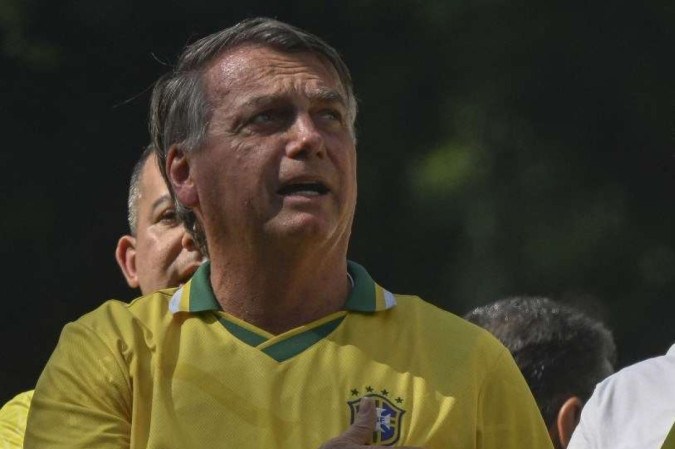 Bolsonaro pediu o minuto de silêncio durante um ato bolsonarista em Recife (PE). -  (crédito: MAURO PIMENTEL/ AFP)