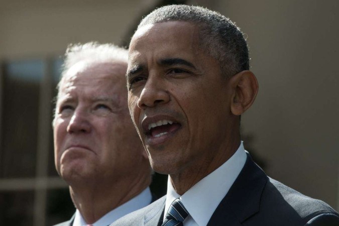 Barack Obama (D) e Joe Biden em foto tirada após a vitória de Donald Trump nas eleições de 2016: aliado-chave coloca a reeleição em xeque 