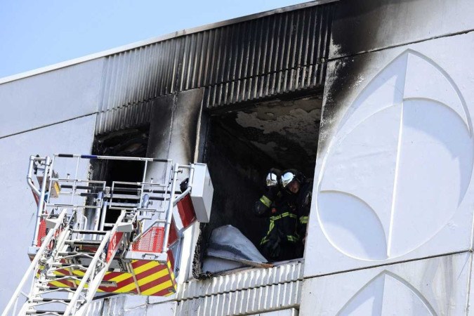  Firefighters work inside a residential building where a fire broke out overnight in a working-class neighbourhood in Nice, southern France, on July 18, 2024. France's Prime Minister Gabriel Attal announced 