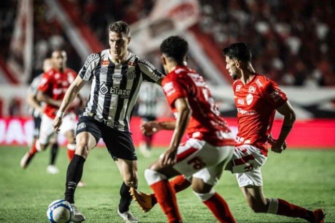 e jogou com o resultado de empate a seu favor e garantiu a ponta do campeonato por mais uma rodada - (crédito: Foto: Raul Baretta/ Santos FC) e jogou com o resultado de empate a seu favor e garantiu a ponta do campeonato por mais uma rodada - (crédito: Foto: Raul Baretta/ Santos FC)