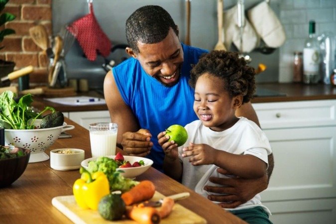 A alimentação saudável envolve fatores culturais e benefícios científicos (Imagem: Rawpixel.com | Shutterstock) - (crédito: EdiCase) A alimentação saudável envolve fatores culturais e benefícios científicos (Imagem: Rawpixel.com | Shutterstock) - (crédito: EdiCase)