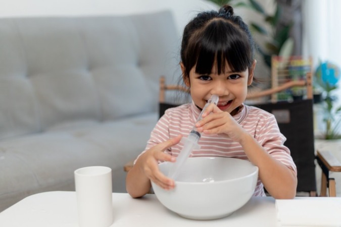 A lavagem nasal pode ajudar a prevenir doenças respiratórias em crianças (Imagem: FAMILY STOCK | Shutterstock) -  (crédito: EdiCase)