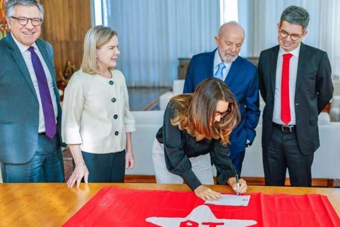 Randolfe se filiou hoje do PT, no Alvorada, com presidente Lula, Janja e Gleisi assinando a ficha de filiação