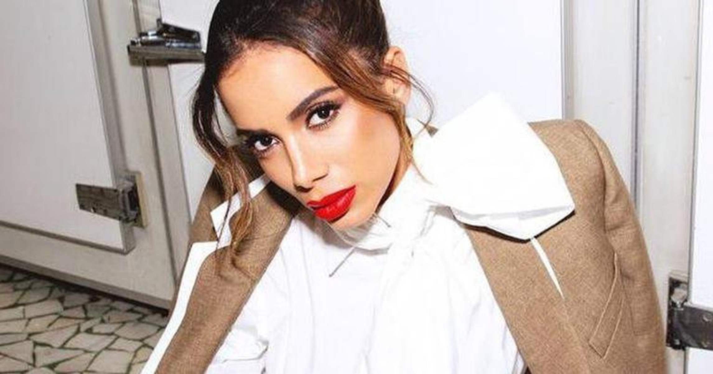 Anitta explica tatuagem com o nome ‘Daniel’ que tem no braço