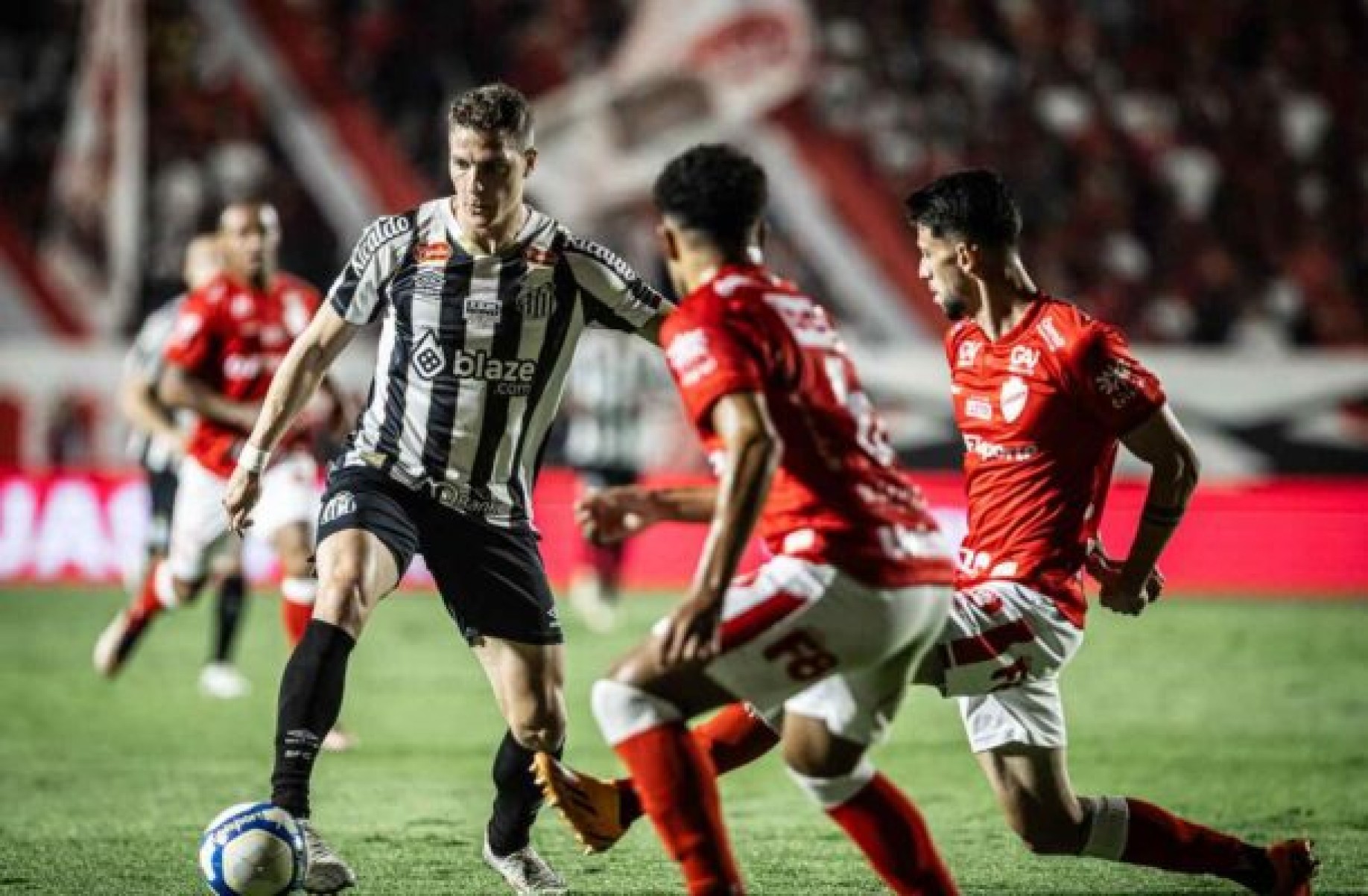 Santos empata com o Vila Nova-GO e mantém a liderança da Série B
