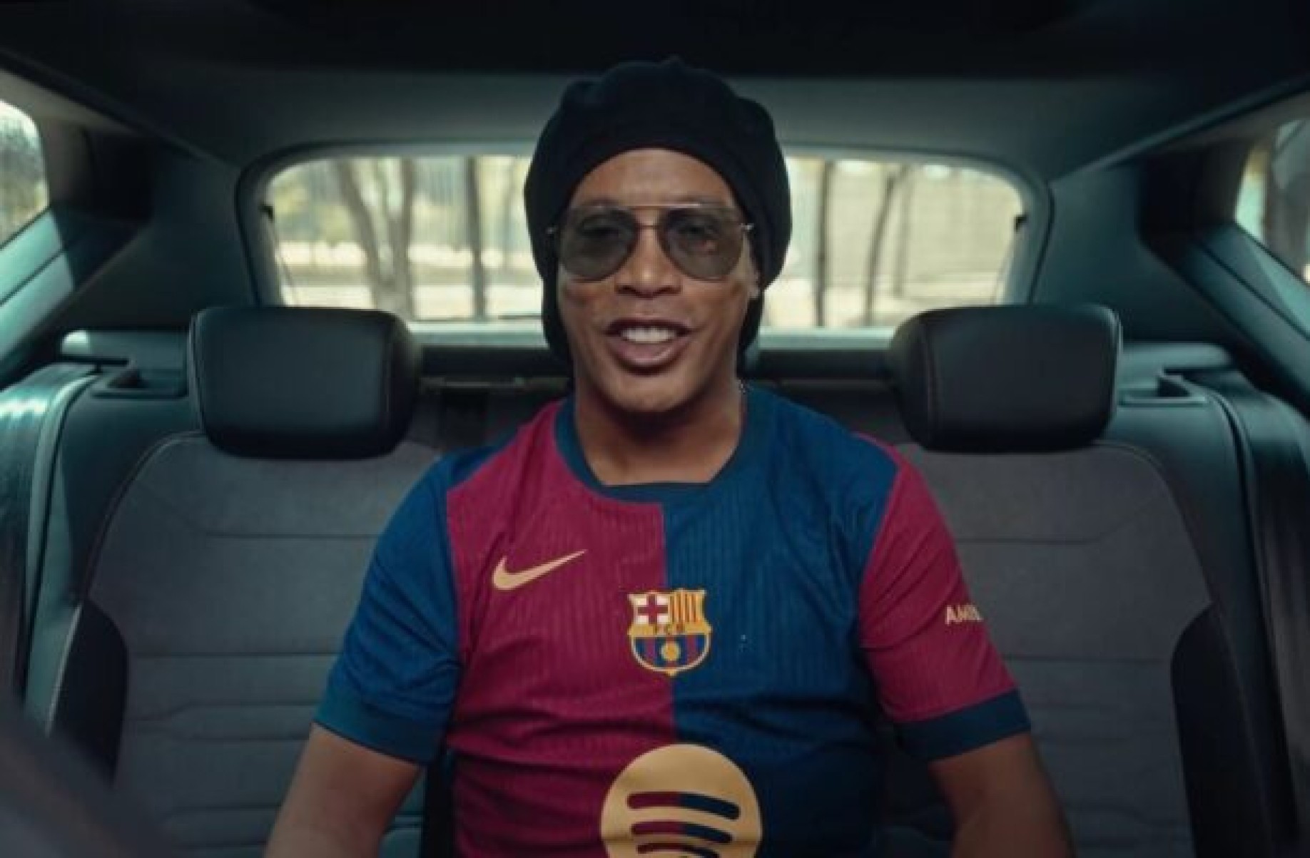 Com Ronaldinho, Barcelona lança uniforme para a temporada 2024/2025