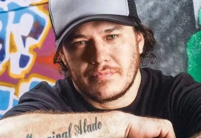 A vida do cantor e compositor Chorão vai ser tema de um filme. O longa-metragem será uma adaptação do livro “Se não eu, quem vai fazer você feliz? Minha história de amor com Chorão” escrito por Graziella Gonçalves, que foi mulher do músico, e publicado em 2018 pela Companhia das Letras.  -  (crédito:  Reprodução redes sociais)