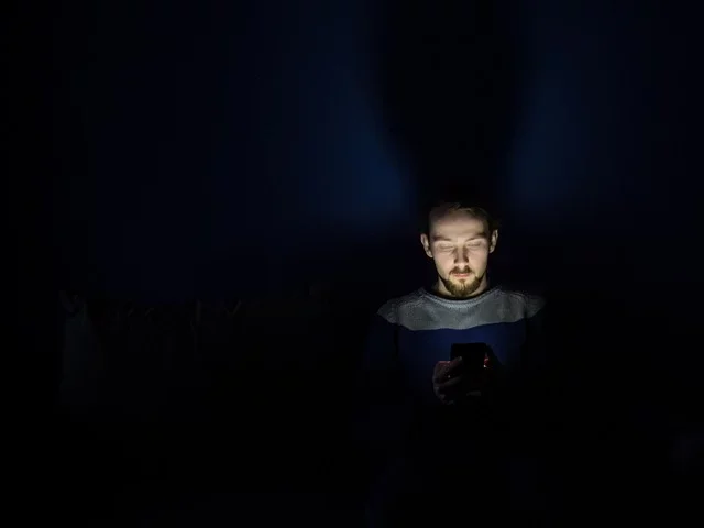 Imagine estar navegando tranquilamente pelas redes sociais e se deparar com vários perfis fake usando sua foto de perfil. Isso acontece e as pessoas devem ter muito cuidado para se proteger.  -  (crédito: Krzysztof Kamil por Pixabay )