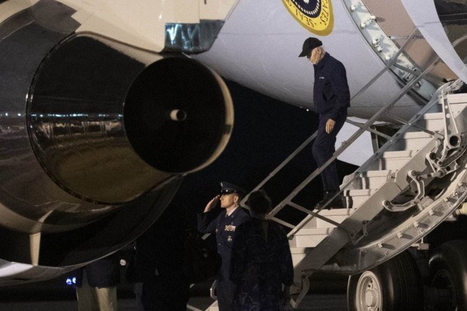 De cabeça baixa, o chefe da Casa Branca desembarca em Delaware, na noite de quarta-feira, após testar positivo para covid-19: 