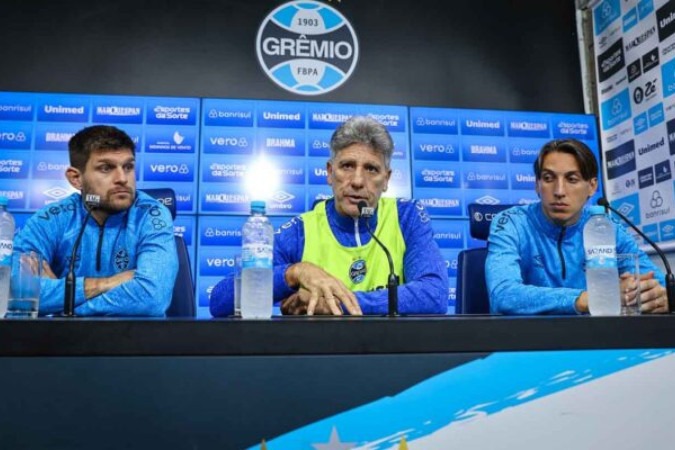  RS - FUTEBOL/ TREINO GREMIO 2024 - ESPORTES - T..cnico Renato Portaluppi, ao lado dos zagueiros Geromel e Kannemann concede entrevista coletiva apos o treino da manha desta sexta-feira, no CT Luiz Carvalho, na prepara.....o para a partida valida pelo Campeonato Brasileiro 2024. FOTO: LUCAS UEBEL/GREMIO FBPA
     -  (crédito:  Lucas Uebel/Gremio FBPA)