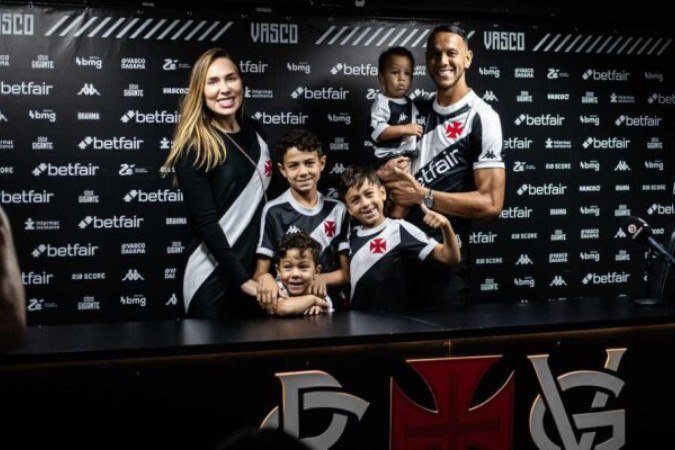 os de Souza e Alex Teixeira juntaram-se aos pais ao fim da coletiva e fizeram a festa, arrancando risadas e cantos dos jornalistas - (crédito: Foto: Leandro Amorim/Vasco) os de Souza e Alex Teixeira juntaram-se aos pais ao fim da coletiva e fizeram a festa, arrancando risadas e cantos dos jornalistas - (crédito: Foto: Leandro Amorim/Vasco)