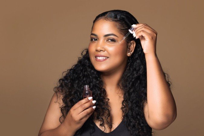 Alguns ácidos podem ajudar a clarear manchas na pele (Imagem: Prostock-studio | Shutterstock) -  (crédito: EdiCase)