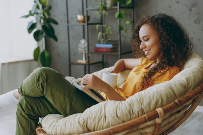 As férias são uma ótima oportunidade para colocar a leitura em dia (Imagem: ViDI Studio | Shutterstock) -  (crédito: EdiCase)