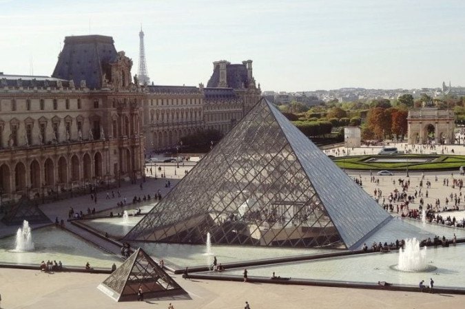 O Louvre é o museu mais visitado do mundo. Em 2023,  foram 8,9 milhões de turistas. Além do antigo palácio,  onde fica a vasta coleção de obras de arte e artefatos históricos, chama atenção o pátio externo, com uma pirâmide de vidro gigantesca.  -  (crédito: Alexandria por Pixabay )