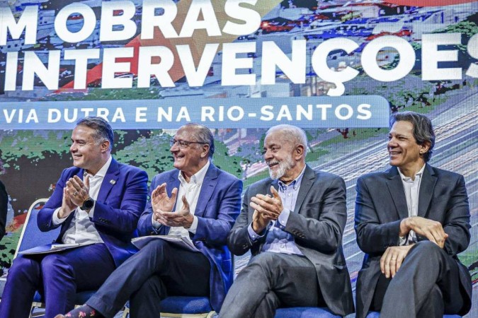 Lula e ministros durante anúncio de investimentos da concessionária CCR em São José dos Campos      -  (crédito: Ricardo Stuckert/PR)