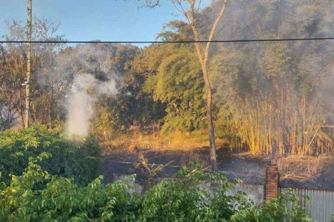 O fogo chegou perto das casas, mas foi debelado pelos bombeiros após seis horas de combate -  (crédito: CBMDF)