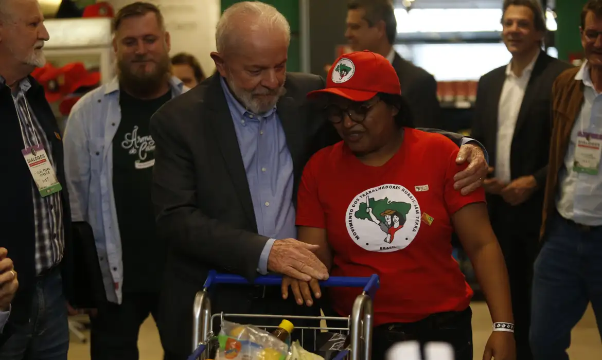 Lula faz reunião com dezenas de movimentos sociais em São Paulo  -  (crédito: EBC)