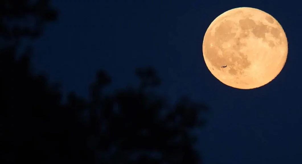 A lua nos olha diferente  -  (crédito: Divulgação/Nasa)